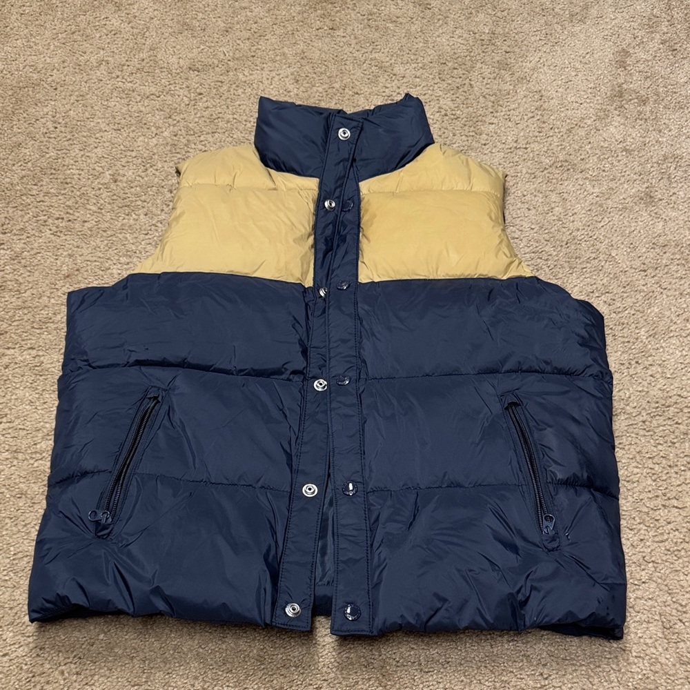 Old Navy men’s puffer vest 90s style. XS